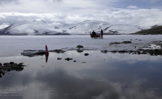 Çıldır Gölü’nde buzlar çözülmeye başladı