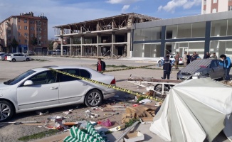 Kaza yapan otomobil seyyar satıcıların arasına daldı: 1 ölü, 2 yaralı
