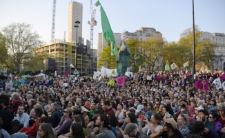 Londra’da iklim değişikliği protestolarında gözaltı sayısı bine ulaştı