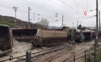 Malatya’da yük treni devrildi: 2 yaralı