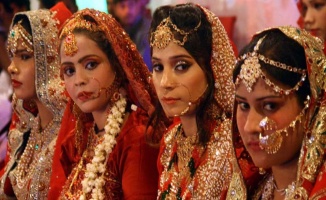 Pakistan’da 100 çiftin evlendiği toplu düğün