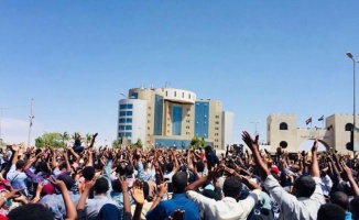 Sudan’da cumhurbaşkanının istifası isteniyor