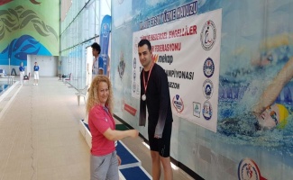 Tek kolu ile y&uuml;zme şampiyonu oldu