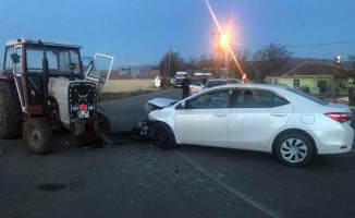 Traktör ile otomobil çarpıştı: 5 yaralı