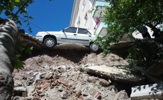 Başkent’te istinat duvarı çöktü, otomobil asılı kaldı