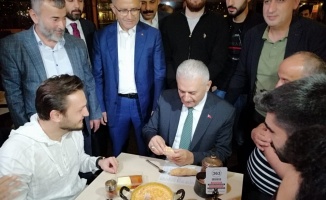 Binali Yıldırım vatandaşlarla sahur yaptı