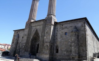 Çifte Minareli Medrese motifleriyle göz kamaştırıyor