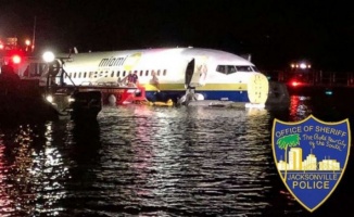 Florida’da uçak pistten kayıp nehre girdi