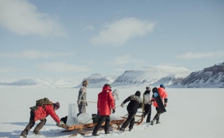 Kuzey Kutbu’nda buzdan enstrümanlarla konser