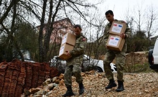 Mehmetçik Ramazan paketlerini dağıttı