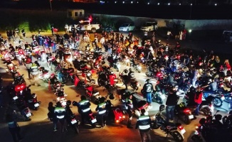 Motosiklet tutkunlarından 19 Mayıs fener alayı