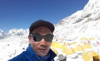 Nepalli dağcı yine Everest’in zirvesinde