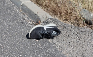 Otomobilin çarptığı çocuk öldü, geriye ayakkabıları kaldı