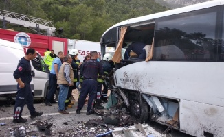 Personel servisi ile tüp yüklü minibüs çarpıştı: 1 ölü, 15 yaralı