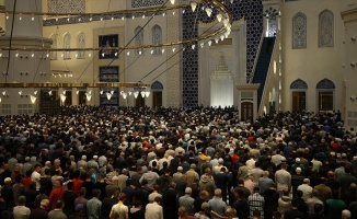 Camiler doldu taştı! Ramazan ayının ilk teravih namazı kılındı