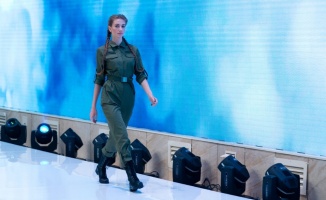 Rus askeri üniformaları podyumda
