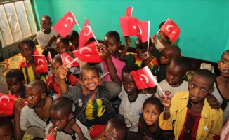 Savaş mağduru Somalili yetimlere Türkiye&#039;den yardım eli