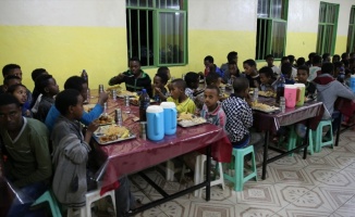 Somalili gençlerden &#039;Kardeşinle İftar Yap&#039; projesi