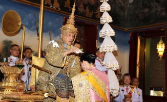 Tayland Kralına törenle taç giydirildi