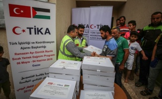 TİKA Gazze&#039;de ihtiyaç sahibi ailelere iftar yemeği dağıtıyor