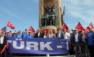 Türk-İş üyeleri Taksim Cumhuriyet Anıtı’na çelenk bıraktı