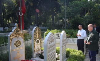 15 Temmuz şehidi Erol Olçok’un mezarını ziyaret etti
