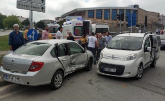 Ambulansa yol vermek isteyen otomobil kaza yaptı: 11 yaralı