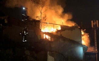 Başkent’te çıkan yangında 3 gecekondu birden yandı