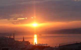 Bayram sabahında İstanbul’da kendisine hayran bırakan gün doğumu