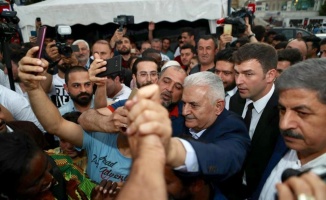 Binali Yıldırım, Esenyurt’ta vatandaşlarla iftar yaptı