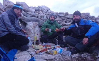 Bursalı dağcılar 2 bin 543 metrede iftar yaptı