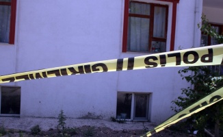 Evini bastığı çifti pompalı tüfekle vurdu