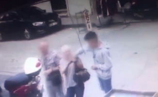 Fatih’te yaşlı turistleri hedef alan kapkaççı kamerada