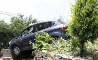 Freni patlayan otomobil bahçeye uçtu: 4 yaralı