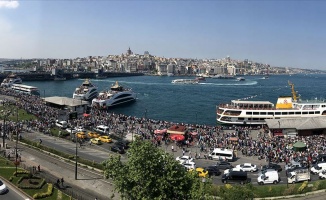 İstanbul&#039;da vatandaşlar tarihi ve turistik mekanlara akın etti