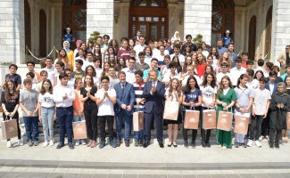 İstanbul Valisi Yerlikaya’dan LGS’de tam puan alan öğrencilere hediye