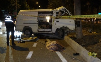 Kontrolden çıkan minibüs refüjdeki ağaca çarptı: 1 ölü, 6 yaralı