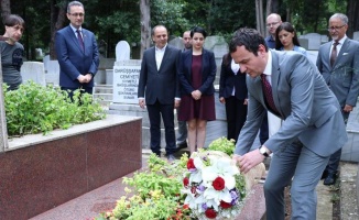 Kosovalı siyasetçi Kurti, Şemseddin Sami&#039;nin kabrini ziyaret etti