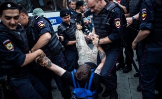Rus gazeteci protestosu Kremlin’e sıçradı