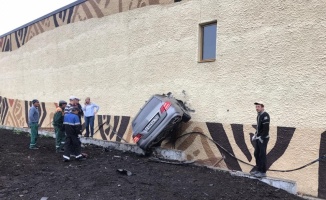 Rusya’da kontrolden çıkan otomobil duvara saplandı