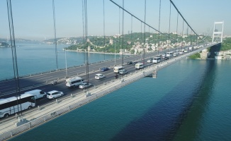 Sabah saatlerinde köprüde oluşan trafik yoğunluğu havadan görüntülendi