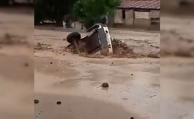 Sel sularında sürüklenen otomobil dereye düştü