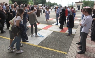Sınav merkezine son saniyede alkışlar arasında girdi