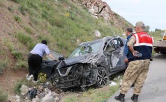 Sivas’ta kontrolden çıkan otomobil uyarı levhasına çarptı: 4 yaralı