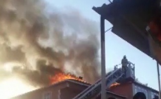 Sultanbeyli’de iki binanın çatısı alev alev yandı