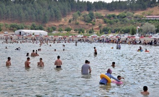 Doğuda tatilcilerin vazgeçilmez adresi: Hazar Gölü