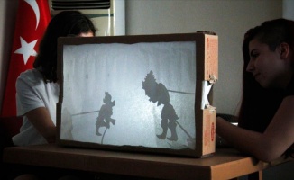 Uluslararası öğrenciler &#039;Karagöz ile Hacivat&#039; gölge oyununu sundu