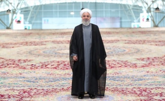 İran &#039;dünyanın en büyük el dokuma halısını&#039; tanıttı