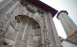 İnce Minareli Medrese mimarisiyle ziyaretçilerini cezbediyor