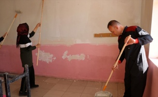 Milli Eğitim Müdürü tulum giyip okulu boyadı